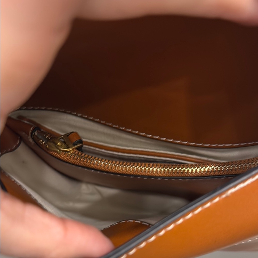 Tory Burch Brown Leather Crossbody Bag with Logo ๐ - Picture 2 of 3